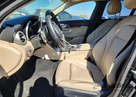 2016 Mercedes-Benz C 300 z USA, uszkodzony, nr VIN 55SWF4JB1GU125504